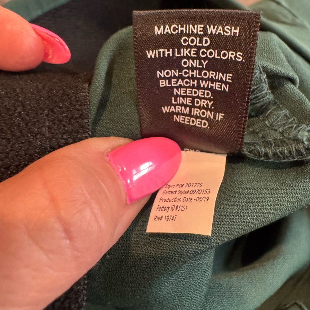 Roz & Ali Dark Green Pants with Brown Button Accents At Ankles Sz 20 - Picture 6 of 6